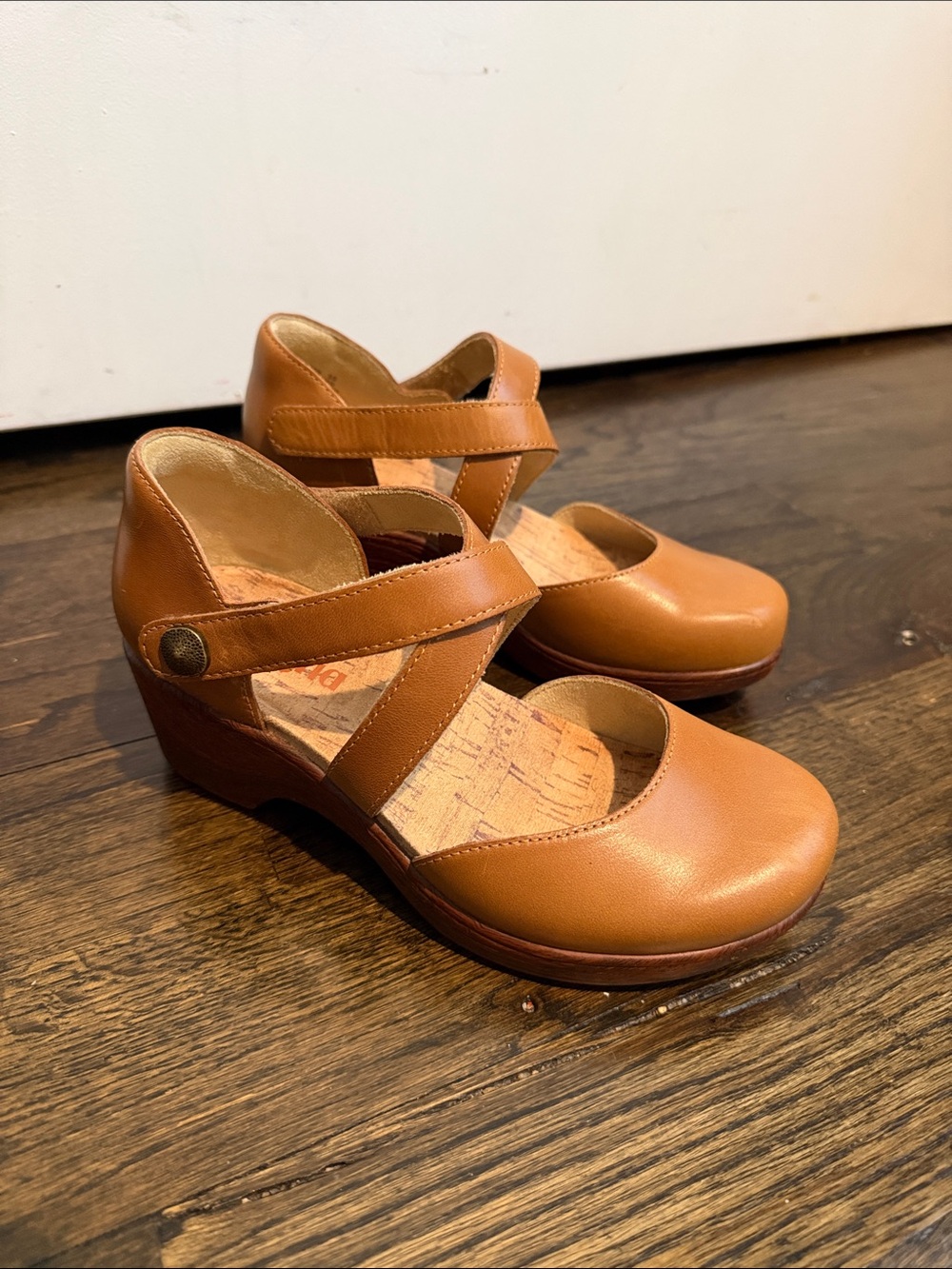 Alegria Womens Savina Leather Wedge size 35, color “latte”